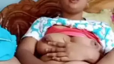 Chubby bhabhi fingering cunt in horny mood viral MMS