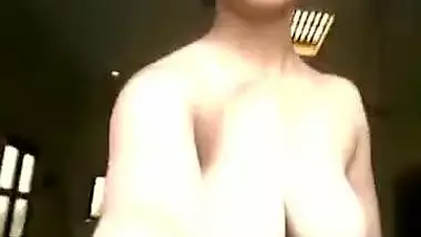 Nice Desi girl turns into a porn minx after talking on the phone