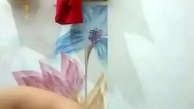 Beautiful desi girl nude bathing recorded herself