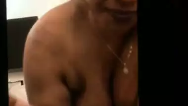 Indian sex affair bhabhi gives handjob in nudity