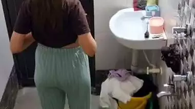 Neighbor girl boobs show before bathing viral MMS