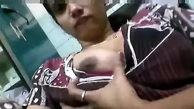 Desi babe opens her XXX boobs and puts hand in panties for sex pleasure