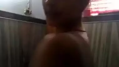 Desi Girl Shows her Boobs