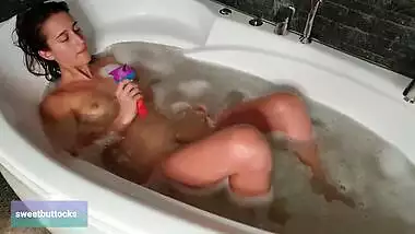 She shaves her legs in the bathroom and fucks herself with a rubber dick