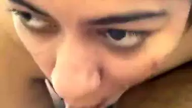 Sexy nude babe gives a desi blowjob to her guy