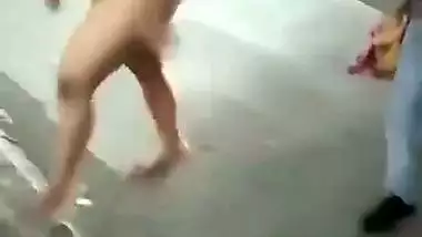 Indian nude MMS of a Kolkata slut walking naked on streets