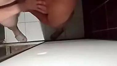 Folle En El Bano Cuando Estaban Nuestros Amigos Alado Del Cuarto With Lana Rhoades, Mia Khalifa And Brandi Love