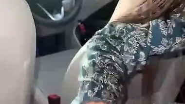 Horny lady’s outdoor blowjob makes her guy cum in the car