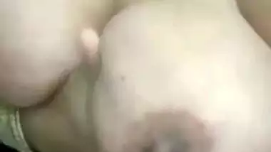 Bhabhi holding milky boobs in Pakistani solo nude clip