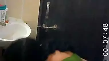 Slim aunty stripping saree and video recording bath