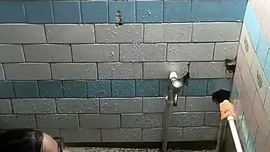 Chubby MILF bathing caught by neighbor viral MMS