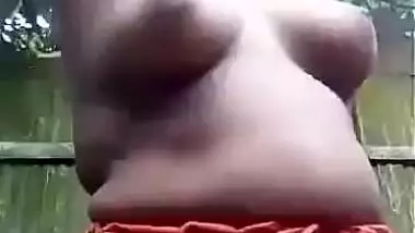 Chubby Bhabhi Bathing Outdoor selfie video