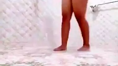 Cute aunty bathing full nude in bathroom has got her showcasing nudity well