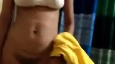 Lovers of porn can admire Desi housewife's twat in the close-up video