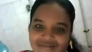 Mallu Bhabhi Shows Her Boobs and Pussy