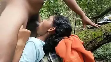 Athaan fucking kozhunthiya in a jungle in Tamil porn