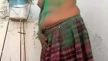 XXX whore covered with red and green pains poses in outdoor Desi video