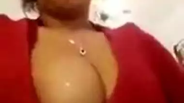 Desi cute bhabi showing her boobs nipple