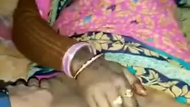 Local desi slut in saree masturbating video