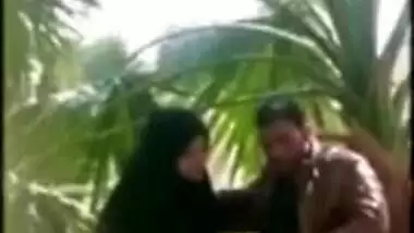 Cheating Paki aunty sucks dick outdoor in the park and swallows cum, Desi mms