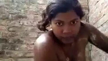 Desi village bhabhi poses nude for XXX video when taking a shower