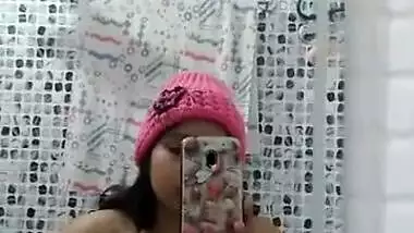 Sexy desi girl play with her boobs