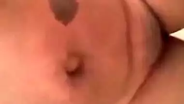 Desi girl grabs her saggy boobs in a solo XXX show that becomes MMS