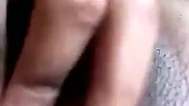 A desi nude Indian girl exposes her naked body in MMS