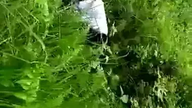 Catches a college couple fucking in an Indian outdoor sex