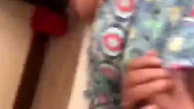 Padosi gori bhabhi ki chut me mera lund