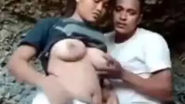 Dude takes his young Desi slut to the mountains to enjoy XXX blowjob