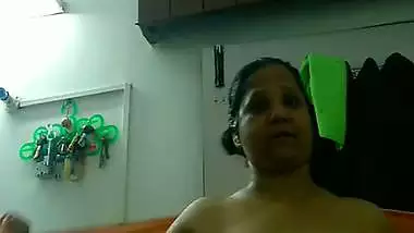 Stepmom naked after bath showing big boobs viral MMS