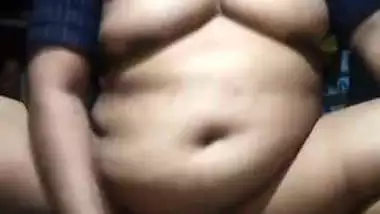 Desi nude aunt masturbates with a plastic bottle