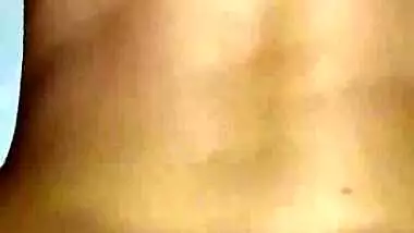قالت بشكل مريح ، ضع صديقك في الجيب أو اغضب