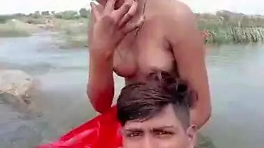 Dehati Lovers enjoying outdoor bathing on selfie cam