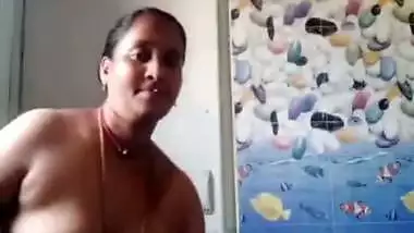 Big ass South Indian aunty stripping saree viral nude